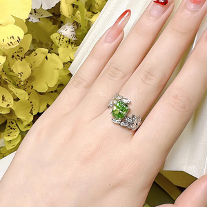 Anello a foglia floreale intrecciata da donna, gioiello fresco e alla moda per le dita - Product Image 6