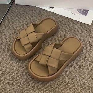 Pantoufles d'hiver personnalisées en gros, chaudes et douces, en peluche unie, pour l'intérieur - Product Image 1