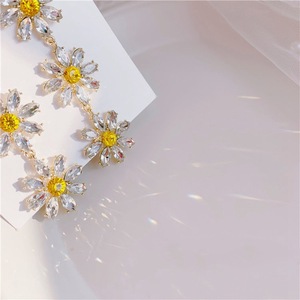 Orecchini Pendenti Floreali da Donna, Eleganti con Zirconi, Gioielli Minimalisti per Uso Quotidiano - Product Image 6