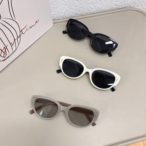 Gafas de Sol Retro Estilo Ojo de Gato Unisex, Montura Negra y Blanca con Tachuelas, Protección UV400, Material de PC, Tipo 3 - Product Image 2