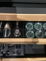 Meuble bar encastré de luxe en bois massif avec étagères éclairées par LED, écologique, extensible et rangement de bar dissimulé