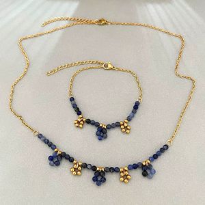 Ensemble collier et bracelet en pierre de sodalite, pendentif fleur en acier inoxydable, chaîne de clavicule minimaliste de luxe, bijoux en gros - Product Image 1