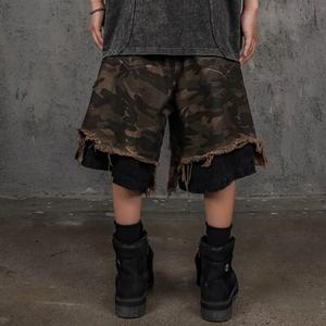 Shorts amples pour hommes en denim 100% coton, double couche à la taille, déchirés, camouflage noir, personnalisables, vente en gros pour marques de mode - Product Image 4