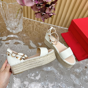 Sandalias de cuña de cuero para mujer con decoración de remaches, tejido de paja, tacón alto, suela gruesa y punta redonda, ideales para el verano. - Product Image 3