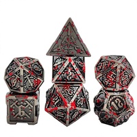 En gros, Ensemble de dés de luxe carrés en métal argenté antique, motif épée gothique éclaboussée de sang, 1 pièce, pour DND RPG, jeux de table et cadeaux