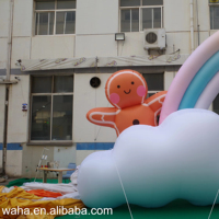 Homme en pain d'épices gonflable géant sur nuage avec arc-en-ciel pour la décoration des centres commerciaux, gonflable publicitaire durable