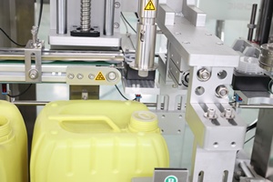Machine automatique <span class=keywords><strong>de</strong></span> pesage, remplissage et bouchage <span class=keywords><strong>de</strong></span> bidons HDPE <span class=keywords><strong>de</strong></span> <span class=keywords><strong>20</strong></span> L pour huile <span class=keywords><strong>de</strong></span> cuisson, ligne <span class=keywords><strong>de</strong></span> remplissage <span class=keywords><strong>de</strong></span> fûts chimiques <span class=keywords><strong>de</strong></span> <span class=keywords><strong>20</strong></span> <span class=keywords><strong>litres</strong></span> - Product Image 5