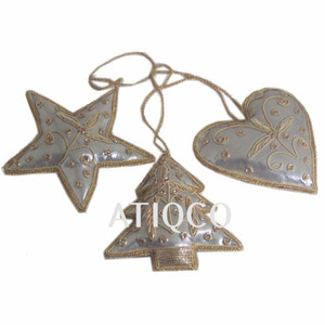 Tissu argenté avec broderie dorée X-Mas suspendu coeur et étoile Design mignon décoration suspendue de Noël pour arbre de Noël - Product Image 1