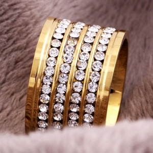 Bague pour femme en acier inoxydable 15 mm, sertie de diamants, quatre rangs, monture pavée, bijoux de mode pour soirée, couleur or - Product Image 3