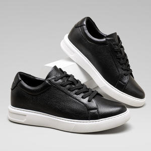 รองเท้าสนีกเกอร์หนังสำหรับผู้ชาย, รองเท้าระบายอากาศสีดำล่องหนเพิ่มความสูงได้6ซม./2.36นิ้ว - Product Image 5