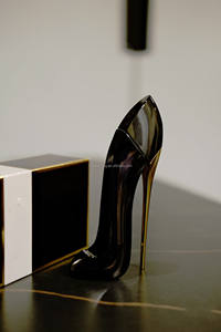 Perfume Carolina Herrera Fearless Queen para Mujer, Aroma Picante y Duradero, Excelente para Chicas Muy Buenas - Product Image 4