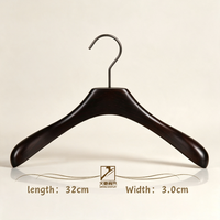 Cintre classique noir en bois massif avec finition laquée de haute qualité pour magasins de vêtements et supermarchés