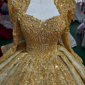 Vestido de Quinceañera de Lujo Mc032 Dorado con Hombros de Cristal, Cuentas Brillantes, Organza, Largo hasta el Suelo, Cola de Capilla, Vestido de Fiesta - Product Image 4