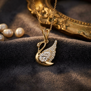 Exclusivo Colgante de Cisne Elegante con Moissanita Plateada, Corte Brillante en Forma de Pera, Piedras de 6x4mm, Joyería Fina - Product Image 3