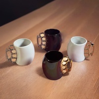 Tasse en céramique anti-explosion à motif dessin animé, avec poignée en forme de poing, corps courbé de couleur unie, forme irrégulière, résistante aux hautes températures et utilisable au micro-ondes