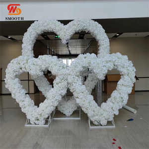 Arco de flores artificiales blancas lisas con múltiples estilos de corazón Fondo de puerta arqueada Decoración de boda - Product Image 1