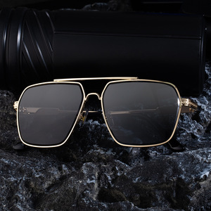 Nouvelles lunettes de soleil carrées de style européen et américain pour hommes, monture en métal, protection UV400, classe 2, pare-soleil, monture en plastique et en métal - Product Image 2