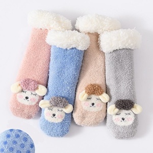 Vente en gros de chaussettes d'hiver doublées en polaire <span class=keywords><strong>Sherpa</strong></span> Chaussettes chaudes et antidérapantes mignonnes pour bébés et tout-petits - Product Image 4
