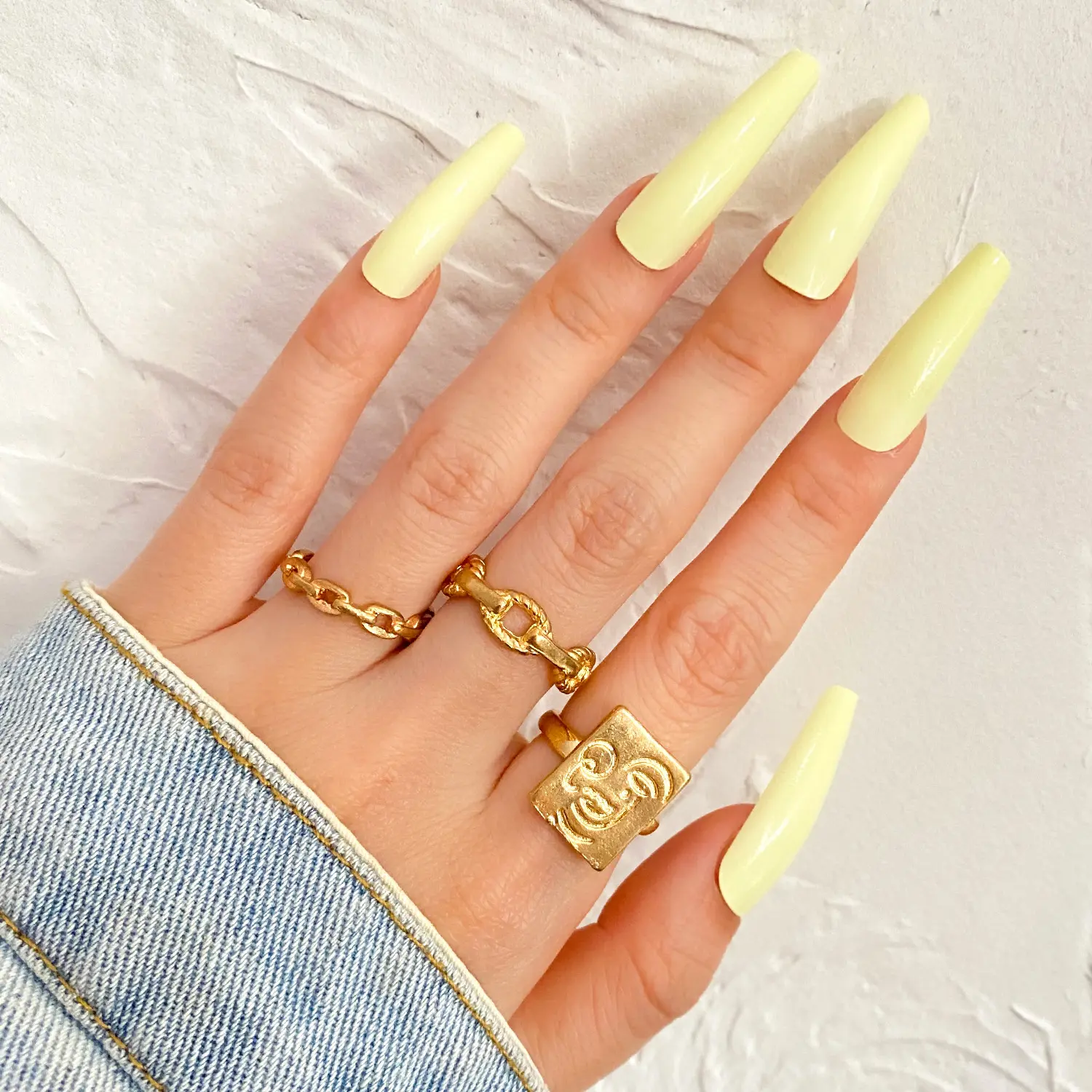 Großhandel New Design Hot Selling Hochwertige Golden Smiley Twist gewebte Ring weibliche Retro minimalist ische vergoldete Ring