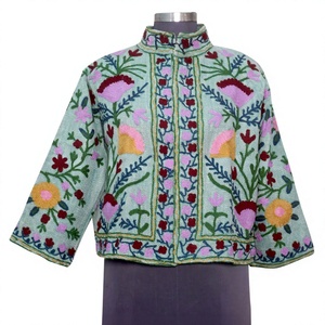 Magnifique Couverture Courte Confortable en Coton Tricoté Respirant avec Broderie Suzani et Rayures, Matelassée, Réversible, Faite à la Main, Écologique, pour l'Automne - Product Image 1