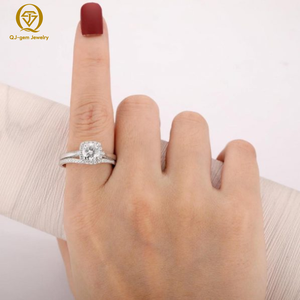 Bague en diamant de laboratoire de haute clarté, taille brillant ronde, forme carrée, design classique, certifiée IGI, en platine, idéale pour un cadeau - Product Image 3