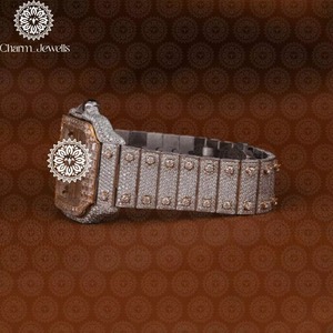 Montre en diamant de qualité supérieure avec mouvement à quartz de précision pour accessoires de mode et collection de cadeaux, disponible à la vente - Product Image 3