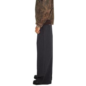 กางเกงขายส่งคุณภาพสูง ผ้าขนสัตว์ลายทาง ทรงสูท คลาสสิก แฟชั่น สบายๆ สีเทาเข้ม กางเกงพลีทลายทางสำหรับผู้ชาย - Product Image 3