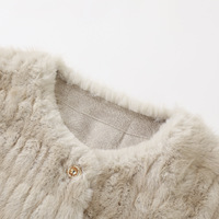 Veste courte en fausse fourrure pour femme, col rond, texture rayée, boutons sur le devant, avec poches plaquées 2610-33b