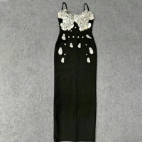 Robe de soirée élégante pour femmes, noire, à fines bretelles, avec un grand motif floral 3D brillant sur la poitrine, idéale pour les soirées formelles et les bals.