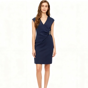 เสื้อสวมหัวผู้หญิง คอวีสองชั้น แขนกุด ผ้าทวิลล์ แฟชั่น - Product Image 1