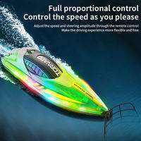 Bateau de football aquatique RC professionnel personnalisé HJ819T 2,4 GHz avec logo/couleur personnalisés, haute vitesse, lumière LED, jouet télécommandé pour enfants