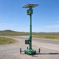 Tour d'éclairage solaire mobile sur roues avec panneaux solaires et projecteur pour l'éclairage des chantiers de construction