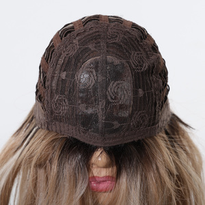 Peluca de 16 pulgadas con raíz oscura, reflejos rubios degradados y flequillo, sintética, resistente al calor, transpirable, de fibra mate, con gorro elástico, foto real - Product Image 3