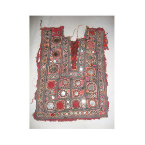 Tela de algodón indio vintage con espejo bordado hecho a mano, yugo de cuello de trabajo para coser vestidos y otras piezas de ropa - Product Image 1