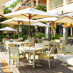 ชุดเฟอร์นิเจอร์ร้านอาหารกลางแจ้งทันสมัยสำหรับรีสอร์ทเมดิเตอร์เรเนียน  ประกอบด้วยเก้าอี้หวายไม้ JEILI พร้อมเบาะรองนั่ง โต๊ะหินอ่อน เหมาะสำหรับใช้งานเชิงพาณิชย์ - Product Image 1