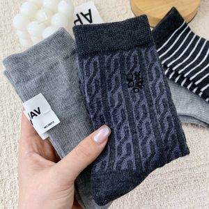 Chaussettes mi-mollet rayées grises pour femmes, respirantes, absorbant la transpiration, en fibre de polyester, pour l'automne et l'hiver - Product Image 2