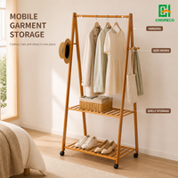 Porte-manteau moderne en bambou écologique avec étagères et roulettes, sur pied, personnalisable pour salon et chambre à coucher