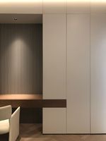 Armoire autoportante moderne en bois massif avec un grand espace de rangement et des options personnalisables pour la chambre à coucher et le salon