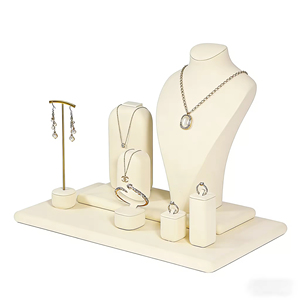 Présentoirs à bijoux de luxe en microfibre beige, MDF et métal – Ensemble de présentoirs pour bagues et boucles d'oreilles - Product Image 4