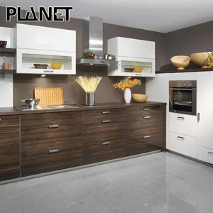 Desain modern terbaru di 2024 kabinet dapur kayu jati solid merah kabinet dapur pernis mengkilap buatan Tiongkok