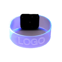 Logo personnalisé gravé LED clignotant éclairer musique battre aimant Bracelet fournitures de fête pour la fête des mères