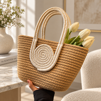 Nouveau Sac Fourre-tout Tressé en Corde de Coton pour l'Été, Style Minimaliste, pour la Plage et les Vacances, Sac à Main de Voyage pour Femme avec Deux Pompons, Imperméable