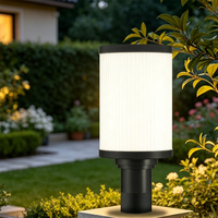 Lampe de poteau extérieure en aluminium noir au design nordique simple, résistante aux intempéries, avec abat-jour en verre opale côtelé blanc