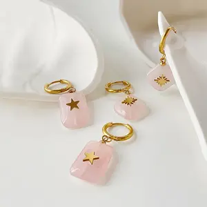 सुरुचिपूर्ण महिलाओं के गहने प्राकृतिक गुलाबी क्रिस्टल पत्थर कान की बाली 18K सोना मढ़वाया स्टार जड़ा स्टेनलेस स्टील घेरा कान की बाली आभूषण