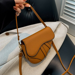 NOUVEAU <span class=keywords><strong>Sac</strong></span> à bandoulière en PU pour femme avec larges bretelles et chaînes, idéal pour l'automne/hiver – <span class=keywords><strong>Sac</strong></span> fourre-tout durable et portable - Product Image 2