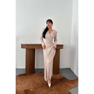 Elegante Vestido Cruzado Beige con Cuello en V, Manga Larga, Plisado, Midi, para Oficina, con Detalle de Hebilla, Tejido Cómodo - Product Image 5