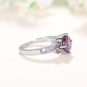 Anello a quattro punte per donna, design elegante, accessorio da indossare ogni giorno - Product Image 4