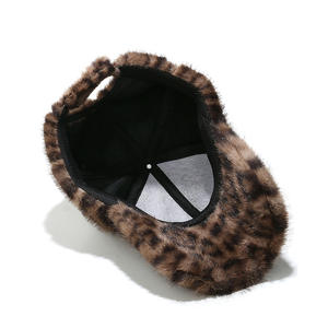 قبعة جديدة للخريف والشتاء دافئة مقاومة للرياح ، قبعة فرو صناعي منفوشة مطبوعة بنمط نقاط للحيوانات البرية من الصوف القطيفة - Product Image 5