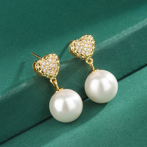 Orecchini a perno con perle a forma di cuore da donna, gioielli vintage eleganti e alla moda - Product Image 1