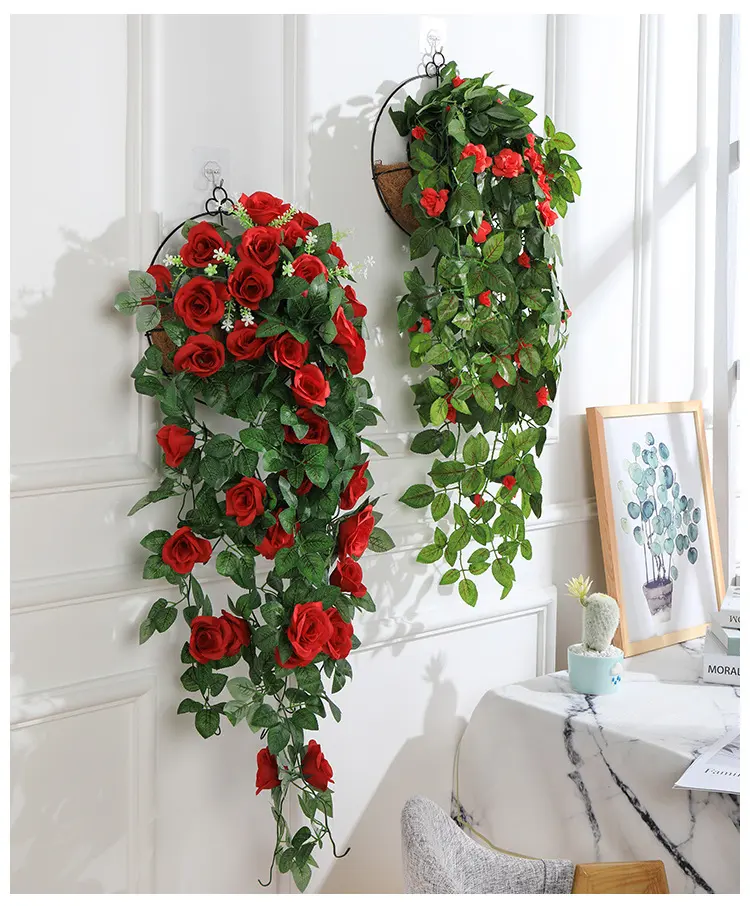 壁の装飾のための花をぶら下げている人工のバラのつる籐の植物はガーランドを残しますロマンチックな結婚式の家の装飾